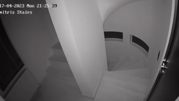 Βούλα: H οικιακή βοηθός του Δημήτρη Φιντιρίκου ουρλιάζει όταν βλέπει τον διαρρήκτη να κλέβει τα Rolex - Βίντεο