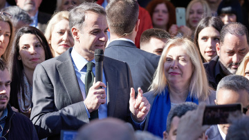 Περιοδείες και κινήσεις συσπείρωσης από τον Μητσοτάκη - Στο τραπέζι η επαναφορά της ευρωλίστας