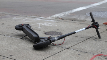 Πάρος: «Ήταν σαν να τράκαραν δύο αυτοκίνητα» - Πώς έγινε το δυστύχημα με το ηλεκτρικό πατίνι