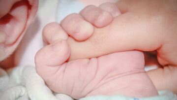 Καβάλα: «Πέθανε από αναρρόφηση στην αγκαλιά της μητέρας του» λέει ο θείος του βρέφους