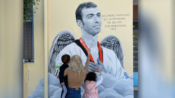 Σταυρούπολη: Ο Αλέξανδρος Νικολαΐδης σε γκράφιτι με... φτερά αγγέλου - Δείτε φωτογραφίες