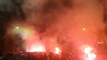 ΑΕΚ: Χαμός στη λεωφόρο Συγγρού, οπαδοί των «κιτρινόμαυρων» συνόδευσαν το πούλμαν ως τα Σπάτα