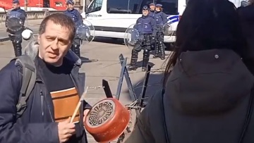 Βέλγιο: Διαδηλωτές περίμεναν... με κατσαρόλες και τηγάνια τον Μακρόν στην Οστάνδη - Βίντεο