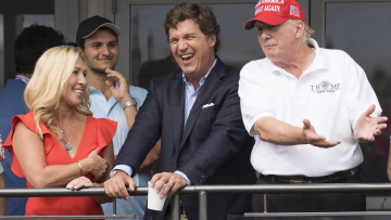 Αποχωρεί από το Fox News ο παρουσιαστής Τάκερ Κάρλσον