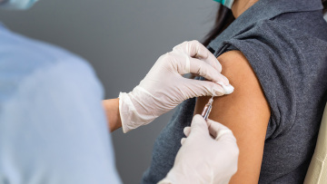 Κορωνοϊός - ΕΟΦ: Διερευνώνται 21 θάνατοι και  1.600 αναφορές για παρενέργειες από το εμβόλιο κατά της Covid