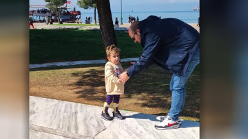 Ο μικρός Παναγιώτης - Ραφαήλ περπατά μπροστά στον Λευκό Πύργο και στέλνει μήνυμα δύναμης - Δείτε βίντεο