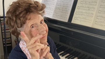 108χρονη πιανίστρια γίνεται η γηραιότερη που κυκλοφορεί το δικό της άλμπουμ
