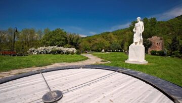 Χαλκιδική: Έδεσαν σε δέντρο και ξυλοκόπησαν 16χρονο για να τους δώσει χρήματα 