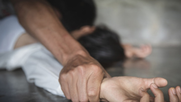 Στον ανακριτή σήμερα ο 40χρονος αστυνομικός που κατηγορείται ότι εξέδιδε 34χρονη