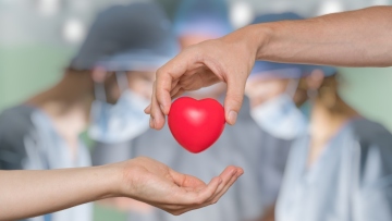 Να το κάνουν και άλλες μανάδες όσο δύσκολο και αν είναι, λέει η μητέρα του Χριστόφορου που δώρισε τα όργανα μετά από τροχαίο