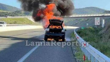 Φωτιά σε αυτοκίνητο με τρεις δημάρχους της Φθιώτιδας