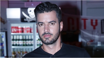 Γιάννης Τσιμιτσέλης: Απαντά για το ενδεχόμενο ενός δεύτερου παιδιού και το επόμενο βήμα στη σχέση του με τη Γερονικολού