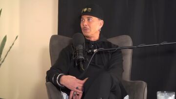 Λάκης Γαβαλάς: «Με αρσενικούς έχω πάει, με άνδρες δεν έχω πάει»