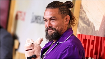 Τζέισον Μομόα: Εμφανίστηκε ολόγυμνος για να διαφημίσει τη βότκα του