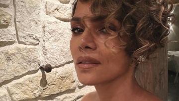 Χάλι Μπέρι: H selfie με τα μαύρα εσώρουχα στον καθρέφτη της