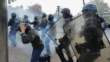 Επεισοδιακή η Πρωτομαγιά στη Γαλλία – Εκατοντάδες συλλήψεις και τραυματίες