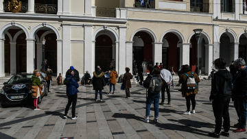 Πάτρα: Μαθητές Γυμνασίου βρήκαν πορτοφόλι με 700 ευρώ και το παρέδωσαν