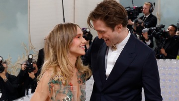 Ρόμπερτ Πάτινσον - Σούκι Γουοτερχάουζ: Παραδίδουν μαθήματα αρμονικού ταιριάσματος σε νέο βίντεο του Met Gala