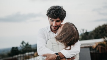 Βγαίνετε με διαζευγμένο άντρα; Πρέπει να γνωρίζετε αυτές τις δύσκολες αλήθειες σύμφωνα με έναν relationship coach