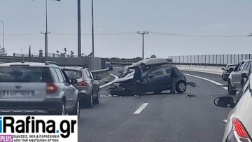 Κίνηση στους δρόμους: Σύγκρουση αυτοκινήτου με μοτοσικλέτα στην έξοδο για Καρέα - Καθυστερήσεις στην περιοχή