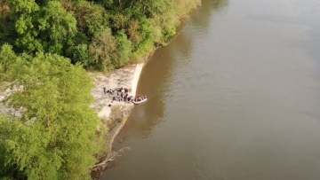 Έβρος: Βίντεο με τη διάσωση των 39 μεταναστών από νησίδα - Οι Αρχές τους έδωσαν ρούχα, φαγητό και πρώτες βοήθειες