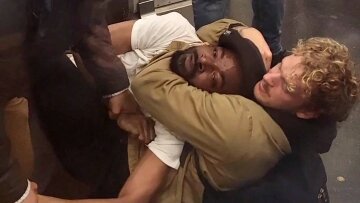 Νέα Υόρκη: Άστεγος πέθανε μέσα στο μετρό από κεφαλοκλείδωμα συνεπιβάτη του - Προσοχή, σκληρές εικόνες