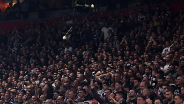 Σερβία: Οι οπαδοί της Παρτιζάν πέταξαν λουλούδια στο παρκέ για την τραγωδία στο Βελιγράδι