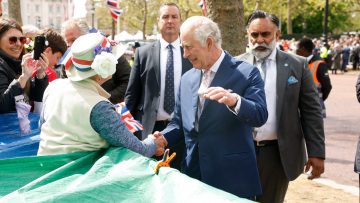 Βασιλιάς Κάρολος: Μαζί με τον Ουίλιαμ χαιρέτησαν τα πλήθη έξω από το Μπάκιγχαμ - Δείτε βίντεο και φωτογραφίες