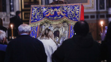 Άξιον Έστι: Πλήθος κόσμου ξανά έξω από τη Μητρόπολη - «Ήρθα να παρακαλέσω να μας έχει γερούς όλους»