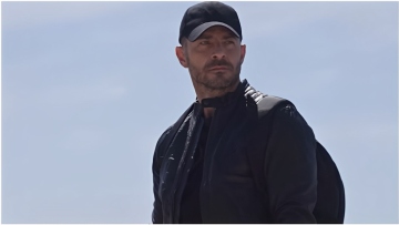 Γιώργος Αγγελόπουλος: Κάνει βουτιά από βράχο για τα γυρίσματα της «Γης της Ελιάς»