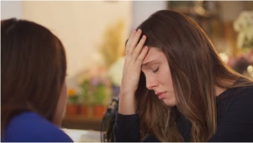 Η Γη της Ελιάς: Ο Αλέξης κακοποιεί τη Μυρτάλη