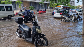 Θεσσαλονίκη: Πλημμύρισε ο δρόμος μπροστά από τα Δικαστήρια - Δείτε βίντεο