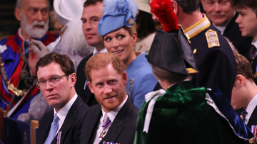 Στέψη βασιλιά Καρόλου: Χωρίς τη Μέγκαν στο Αββαείο του Γουεστμίνστερ ο χαμογελαστός πρίγκιπας Χάρι