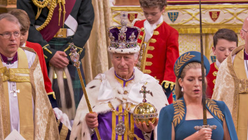 «God Save the King»: Ο βασιλιάς Κάρολος φέρει το στέμμα του Αγίου Εδουάρδου