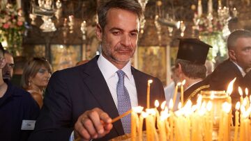 Ο Κυριάκος Μητσοτάκης στη Μητρόπολη προσκύνησε την εικόνα της Παναγίας «Άξιον Εστί»