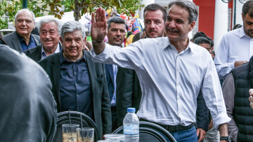 Εκλογές 2023 - Ο Μητσοτάκης στο TikTok εκτελεί πέναλτι με... υπόκρουση τη βρετανική περιγραφή για το τρίποντο του Σλούκα!