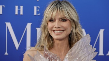 Η Χάιντι Κλουμ με φτερά πεταλούδας και σχεδόν γυμνό φόρεμα: Εντυπωσιακά σέξι στα 49 χρόνια της