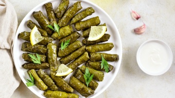 Γιατί όλος ο κόσμος ερωτεύτηκε τον ντολμά, η ιστορία του φαγητού που έφτασε μέχρι τη Σουηδία