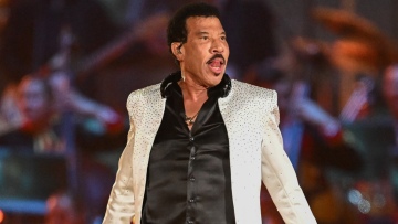 O Λάιονελ Ρίτσι αρνείται ότι έχει κάνει πλαστικές: «Η αγέραστη εμφάνισή μου οφείλεται στον ύπνο, τον ιδρώτα και το σεξ»