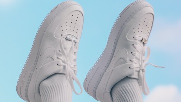 Ένα κόλπο για να ξαναγίνουν τα sneakers σας λευκά σαν καινούρια 