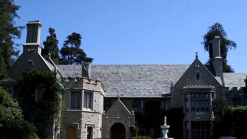 Τι συνέβη στην έπαυλη του Playboy μετά το θάνατο του Χιου Χέφνερ και πως βρέθηκε σε ελληνικά χέρια