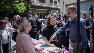 Επεισόδιο στην Κυψέλη: Το ΜέΡΑ 25 δεν έδωσε ούτε το χέρι στον Μητσοτάκη και εκείνος τους απάντησε: «Είστε υπόδειγμα πολιτισμού» - Δείτε βίντεο