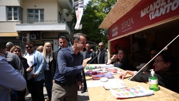 Εκλογές 2023 - Μητσοτάκης: Επισκέφτηκε τα περίπτερα ΣΥΡΙΖΑ και ΠΑΣΟΚ στην Κυψέλη - Φωτογραφίες