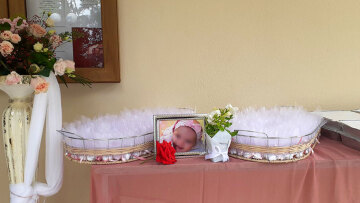 Θάνατος βρέφους στην Άρτα: Αγκαλιασμένοι οι γονείς στην κηδεία - Μπομπονιέρες και γλυκά στο «αντίο»