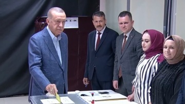 Εκλογές στην Τουρκία: O Ερντογάν ψήφισε, μοίρασε χαρτζιλίκι σε παιδιά και είπε πως «προσευχόμαστε για ένα καλό μέλλον στη χώρα» (βίντεο)