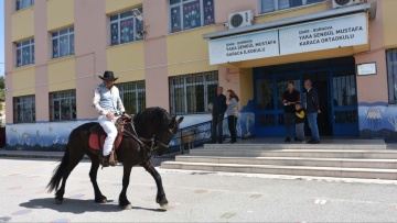 Ο... κορυφαίος Τούρκος ψηφοφόρος: Πήγε στην κάλπη με άλογο και ντυμένος καουμπόι - Δείτε βίντεο