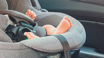 Θεσσαλονίκη: Αστυνομικοί απεγκλώβισαν παιδί που κλειδώθηκε σε αυτοκίνητο