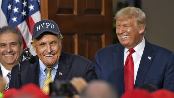 Πρώην υπάλληλος του Τζουλιάνι τον μηνύει: «Απαιτούσε στοματικό σεξ ενώ μιλούσε με τον Τραμπ στο τηλέφωνο»