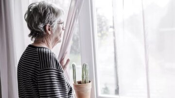 Μοναξιά: Τελικά μας βλάπτει όσο το κάπνισμα 15 τσιγάρων την ημέρα; – Τρεις επιστήμονες απαντούν