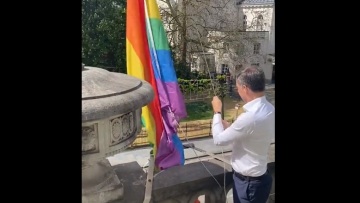 Βέλγιο: Ο πρωθυπουργός ύψωσε τη σημαία των ΛΟΑΤΚΙ για την διεθνή ημέρα κατά της ομοφοβίας